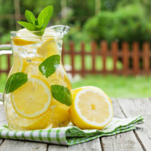 Acqua aromatizzata con limone e menta
